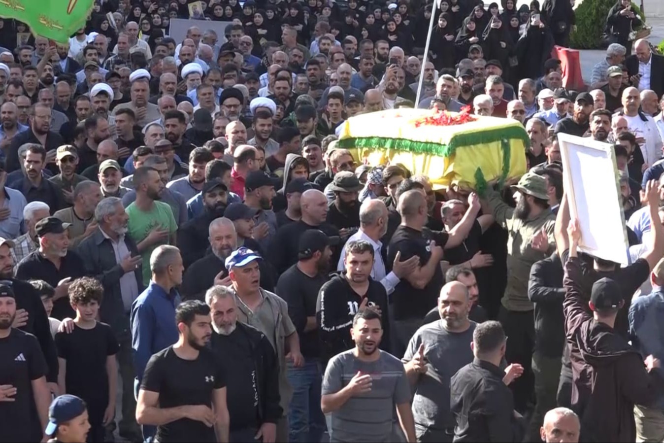 حزب الله وجمهور المقاومة يشيعان الشهيدين مدلج ومرتضى في القصر والهرمل بمسيرات حاشدة