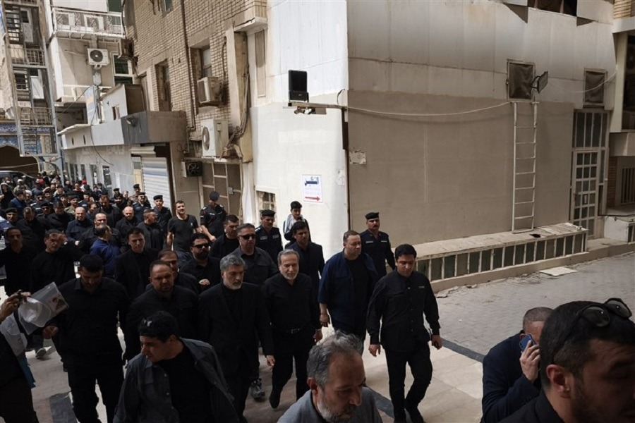 عراقجي ينضم إلى جموع الزائرين في مسيرة الأربعين من النجف إلى كربلاء