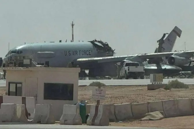 صور تظهر تدمير طائرة أمريكية في قاعدة الأمير سلطان الجوية