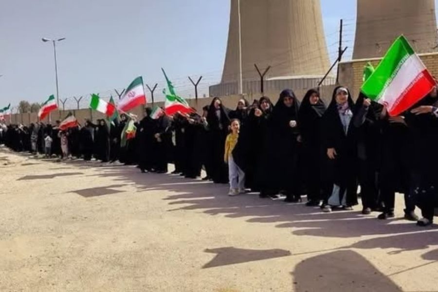 فيديو| الإيرانيون يشكلون سلاسل بشرية حول محطات الطاقة والطلاب يتظاهرون على جسر دزفول