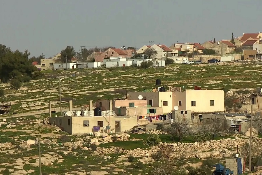 فلسطين المحتلة| مستوطنون يقتحمون قرية أم الخير في مسافر يطا جنوبي الخليل ويؤدون طقوسًا تلمودية