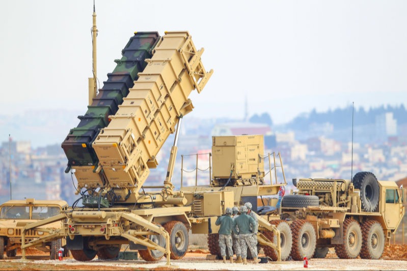 معاريف: هذه أزمة مخزون الصواريخ لدى واشنطن خلال الحرب على إيران