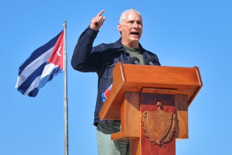 الرئيس الكوبي خلال تدريبات عسكرية: جاهزون لمواجهة أيّ عدوان أميركي 