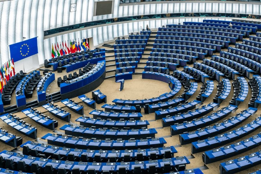 البرلمان الأوروبي يُعلّق عملية المصادقة على الاتفاق التجاري مع أميركا