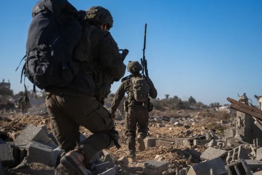 جندي صهيوني يُجري مقابلة من دون إذن ويُثير عاصفة