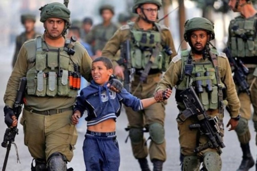 370 طفلًا فلسطينيًا في سجون الاحتلال يتعرضون للتعذيب ضربًا وتقييدًا وحرمانًا