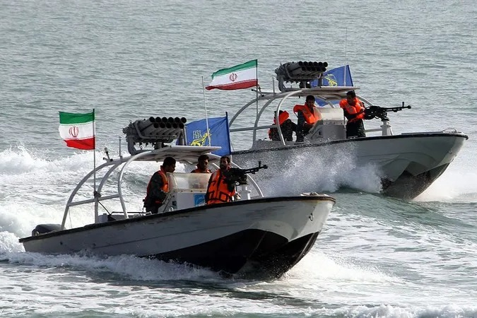 القوات البحرية في الحرس الثوري: أي محاولة لعبور سفن عسكرية ستُواجَه بحزم كامل
