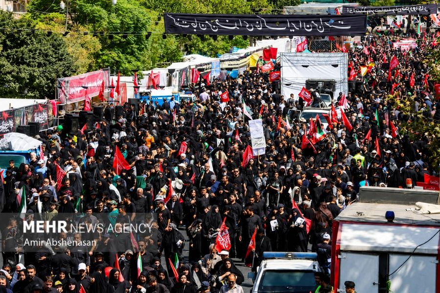 حشود مليونية تحيي أربعينية الإمام الحسين (ع) في إيران