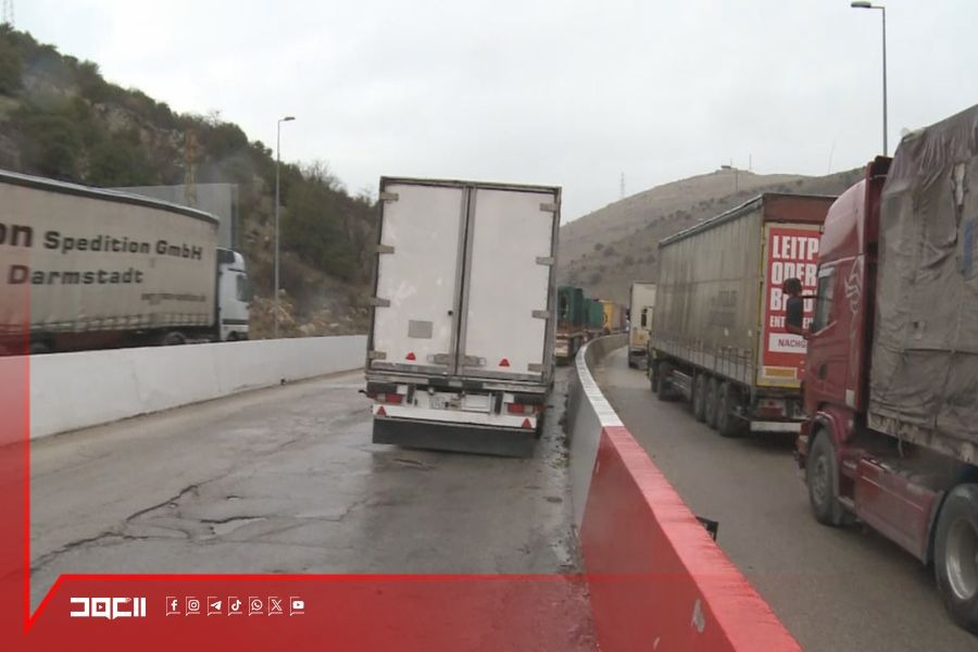 قطع للطريق الدولي بين لبنان وسورية.. احتجاجات مستمرّة بانتظار القرار السوري