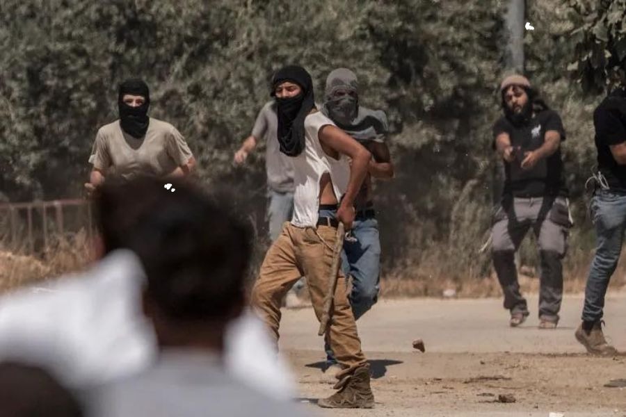 عنف المستوطنين يتصاعد في الضفة.. قطع كهرباء وحرق دوّار وترحيل 20 عائلة