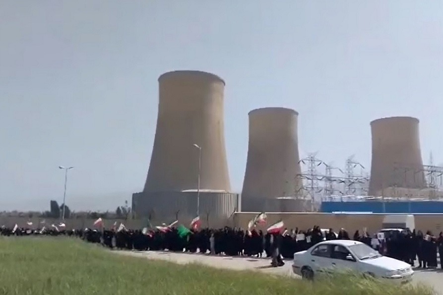 سلاسل بشرية في إيران حول منشآت الطاقة رفضًا للتهديد الأميركي باستهدافها 
