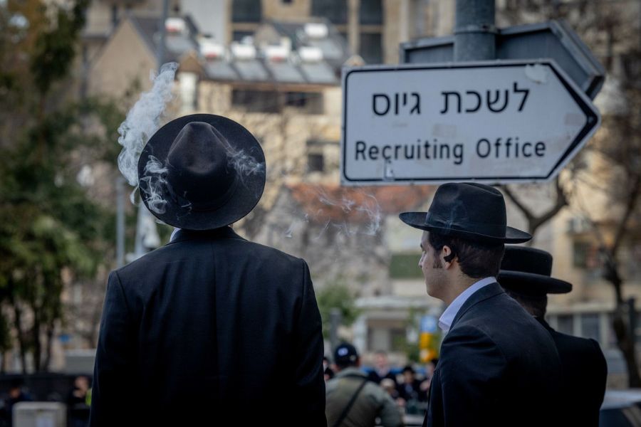 استطلاع للرأي في كيان العدو: قانون التجنيد يعيق كتلة