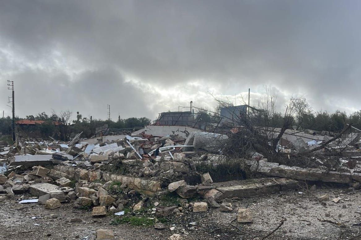 العدوان الصهيوني المستمر: تدمير منزل في يارون واستهدافات في مارون الراس 