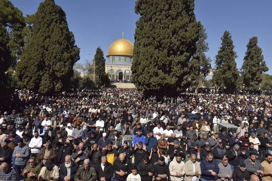 عشرات الآلاف أدوا صلاة الجمعة في المسجد الأقصى رغم العراقيل