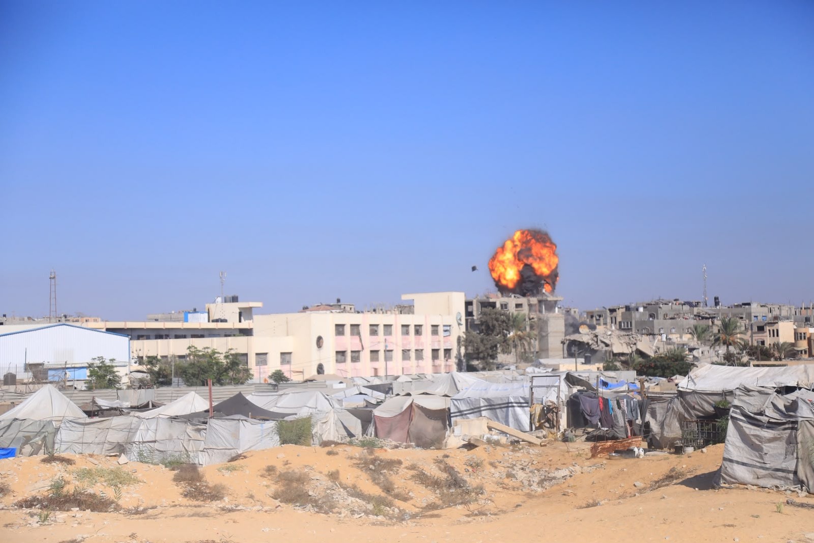غزة: الاحتلال يواصل خرق وقف إطلاق النار وانتشال رفات 17 شهيدًا من تحت الأنقاض