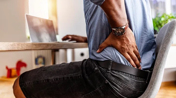 لماذا تزداد آلام الظهر في الشتاء؟ الأسباب والحلول بحسب طبيب ألماني