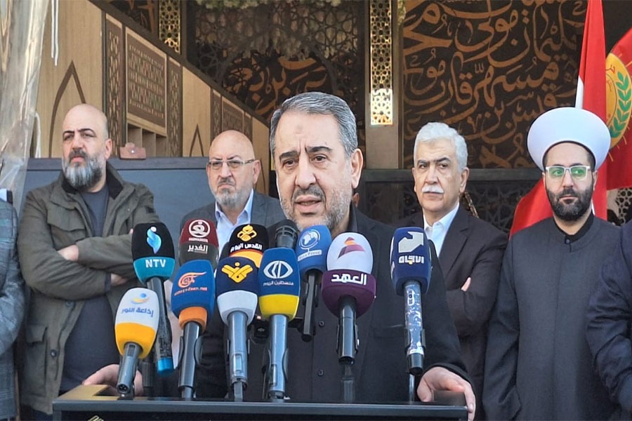 بالصور: وقفة عند مرقد السيد الأسمى دعمًا للمقاومة ورفضًا للتفاوض مع العدو 