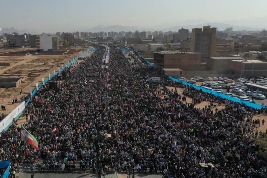 بالفيديو| 230 ألفًا من أهالي مدينة كرمان في مراسم افتتاح أكبر جسر في جنوب شرق إيران