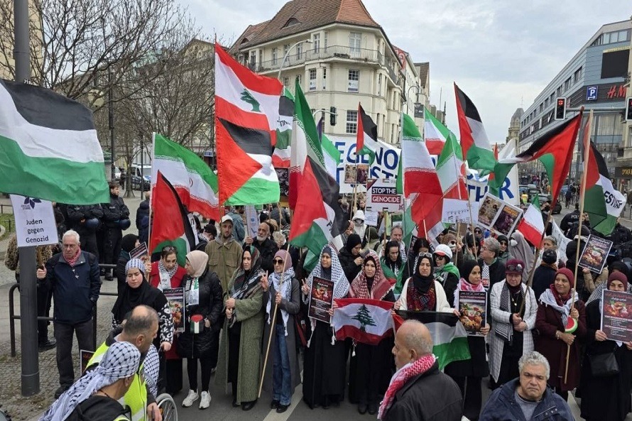 مسيرة حاشدة في برلين رفضًا للعدوان الأميركي-