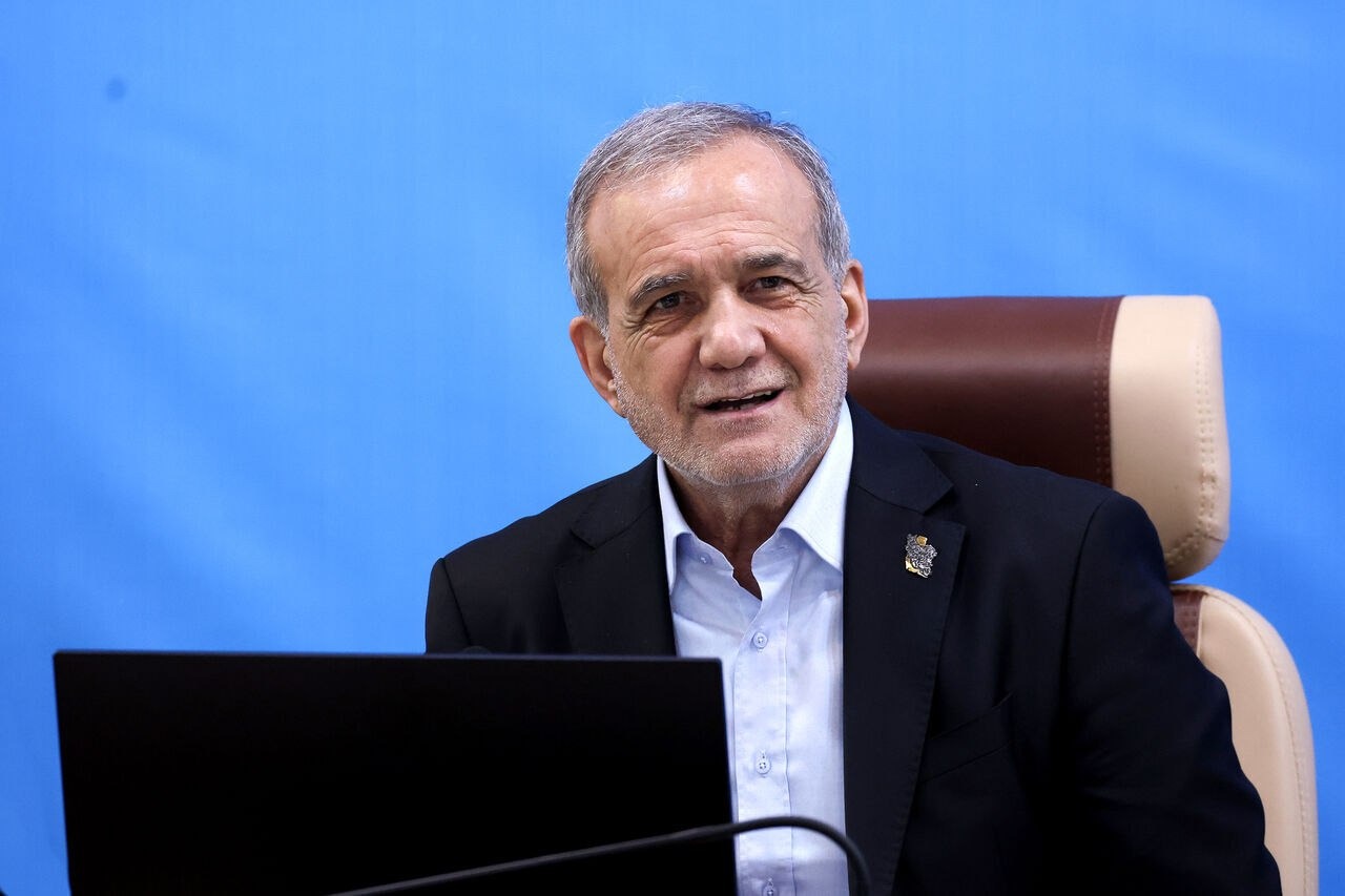 بزشكيان: حضور الشعب الإيراني في ذكرى انتصار الثورة دليل بصيرة