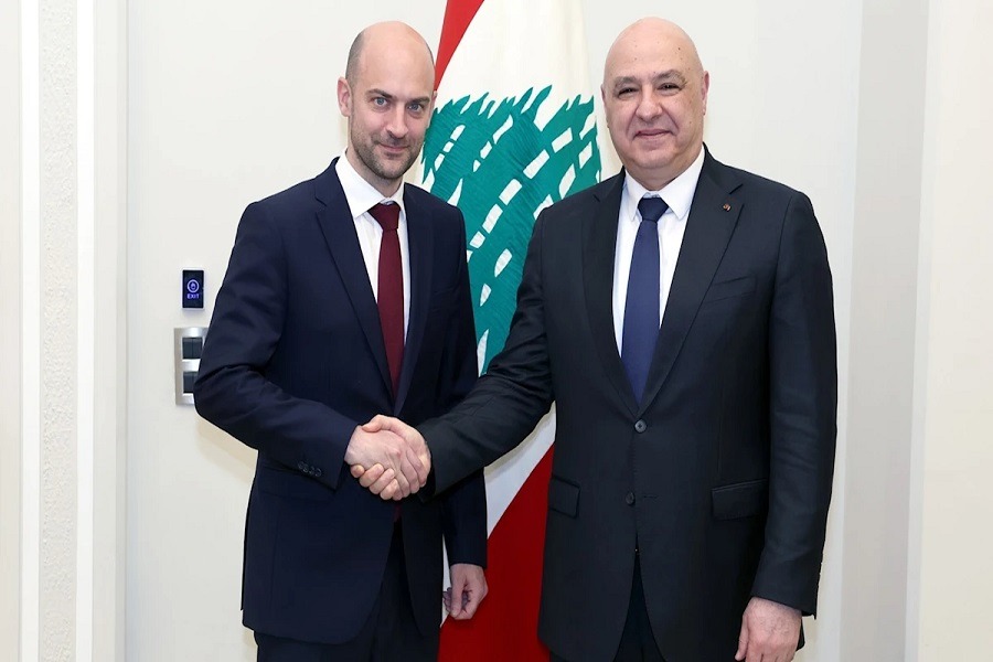 سلام مُلتزم الأجندة الخارجية وعون يراجع نفسه