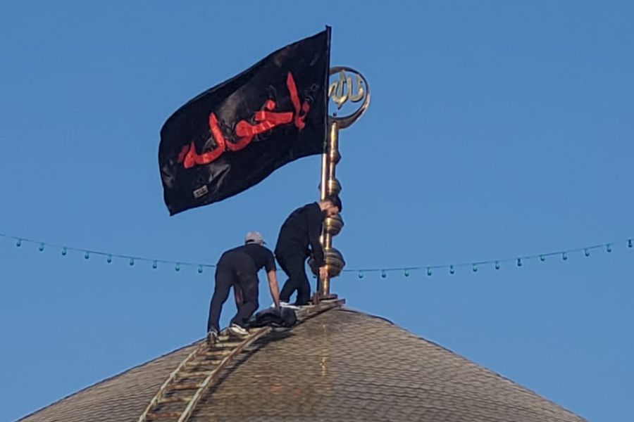رفع راية العزاء الحسيني إيذانًا ببدء موسم الأحزان في العتبة المقدسة للسيدة خولة (ع)