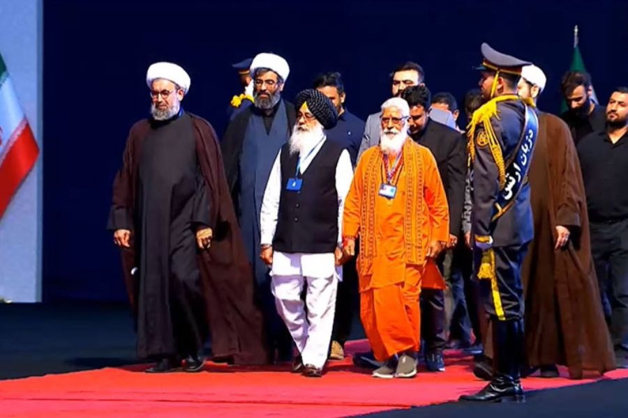 وفود دولية وإسلامية تُلقي نظرة الوداع على جثمان الإمام الخامنئي (قده)