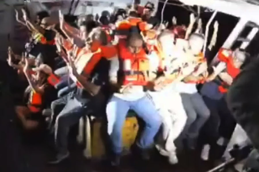 الجيش الصهيوني يقتحم سفينة 
