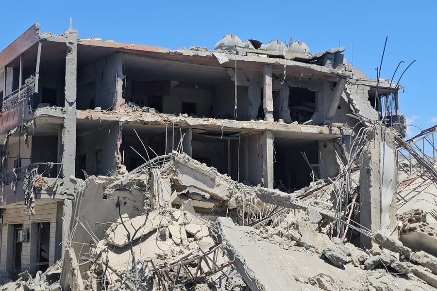 العدو الصهيوني يدمر حسينية بلدة سحمر.. وأضرار واسعة في الأبنية والمحال المجاورة