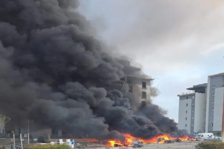 موجات صاروخية متزامنة تستهدف عمق الكيان المحتل من عدة جبهات