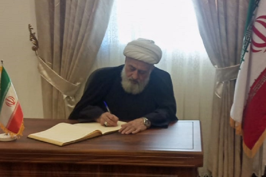 العلامة الخطيب يزور السفارة الإيرانية معزيًا شهداء العدوان الصهيوني