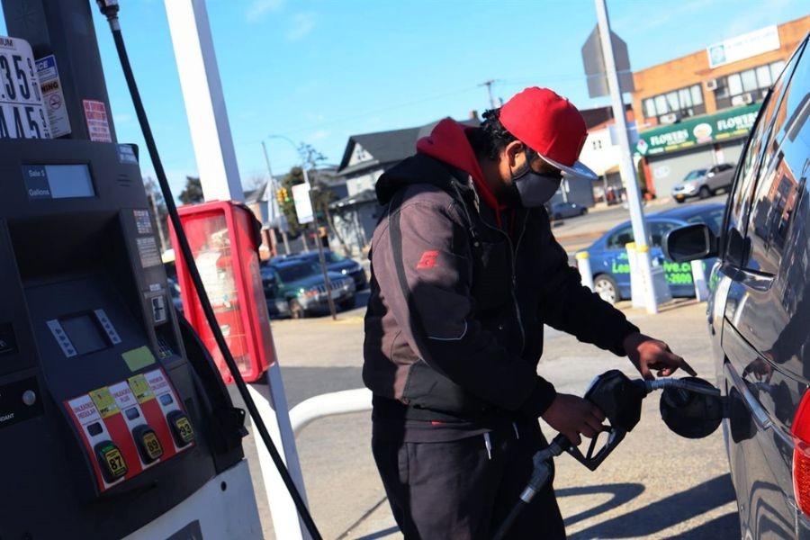 أسعار البنزين في الولايات المتحدة عند أعلى مستوى منذ 11 شهرًا