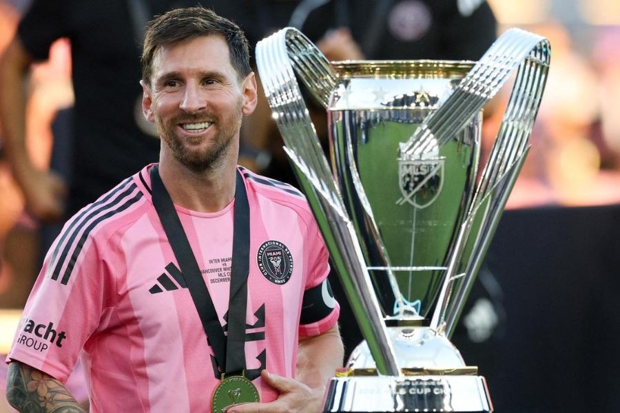 ميسي يعزز رصيده القياسي من البطولات