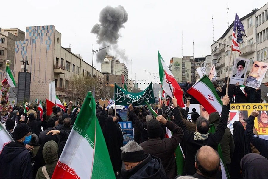 مسيرات مليونية تتحدّى العدوان: إيران تتوقّع استهداف السواحل وعمليات أمنية