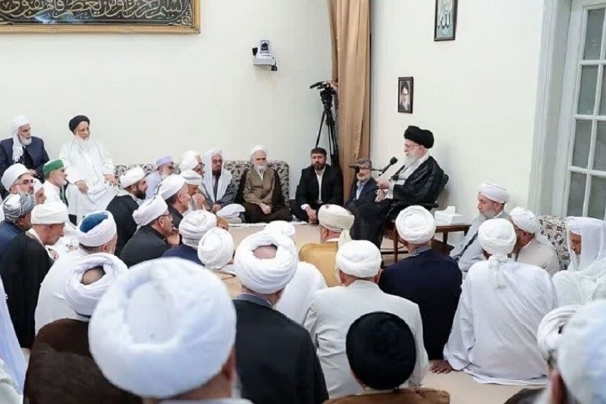علماء أهل السنة في محافظة هرمزكان الإيرانية: ندعم بحزم الإمام الخامنئي والنظام المقدس