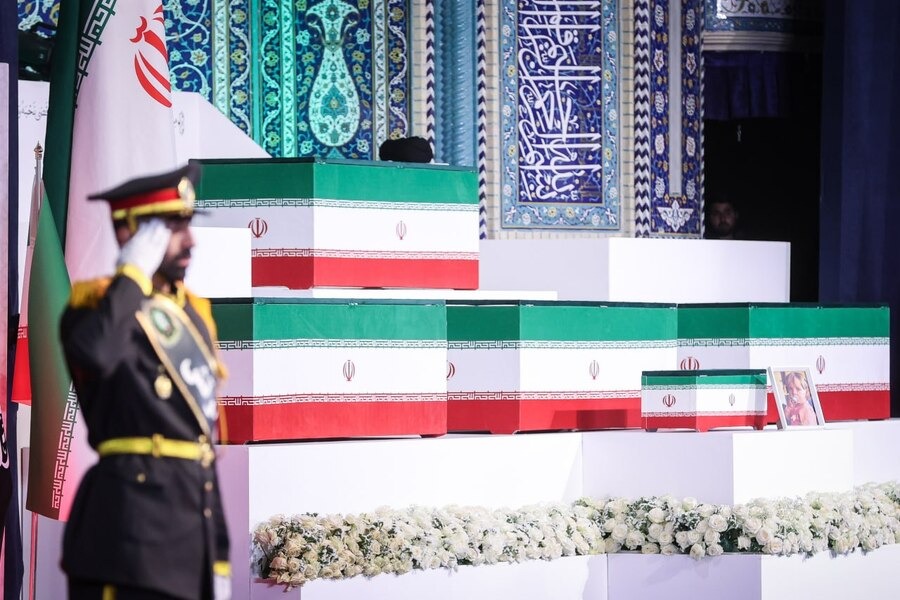 بالصور | مسؤولون وشخصيات أجنبية يلقون التحية على جثمان الشهيد الإمام الخامنئي (رض)