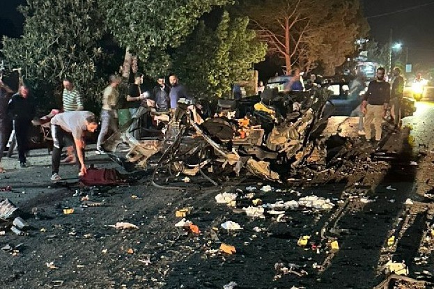 العدوان مستمر عشيّة عيد الاستقلال.. استهداف سيارة مدنيّة في فرون