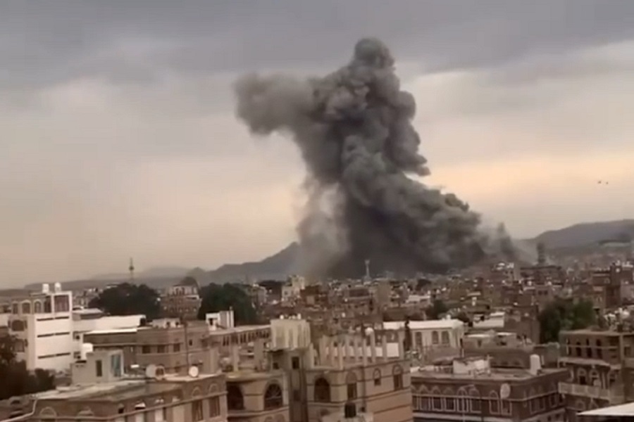 العدو الصهيوني يشنّ عدوانًا جويًّا على صنعاء والجوف.. والدفاعات اليمنية تتصدّى