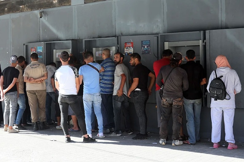 سقوف لسحب الراتب توازيًا مع إقفال الفروع: المصارف تبلطج على الموظفين