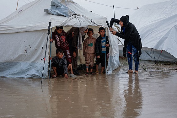 مياه الأمطار تنهش الخيام وتضاعف معاناة النازحين في غزة