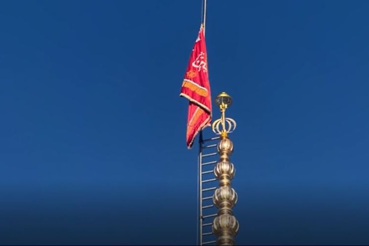 بالفيديو | استبدال راية مسجد جمكران في مدينة قم براية الثأر للإمام الخامنئي