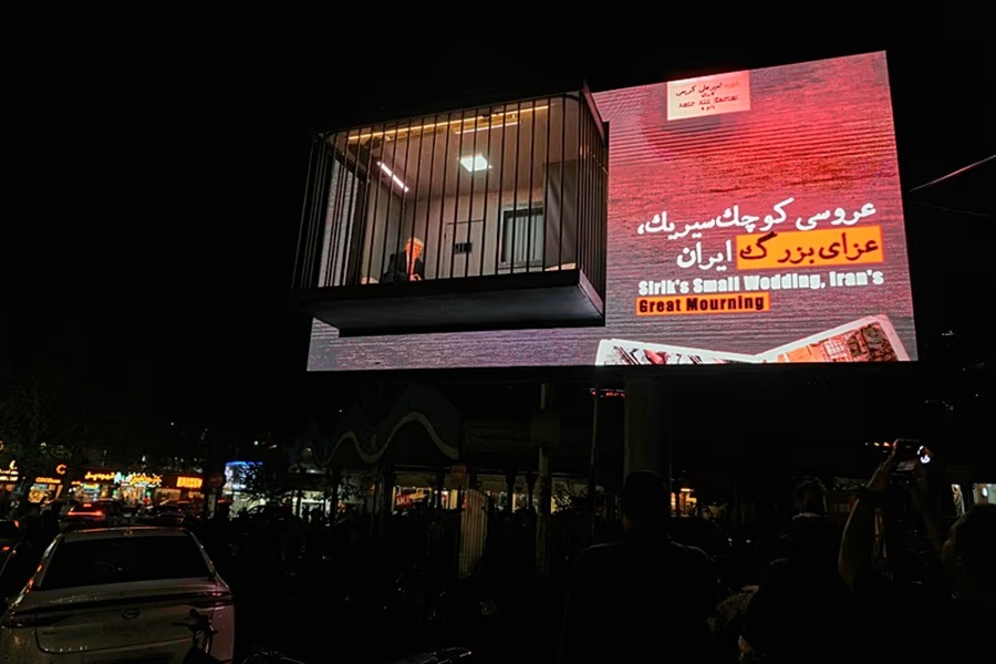 زنزانة لترامب في قلب طهران.. عمل فني يرمز لمحاكمة الرئيس الأميركي على جرائمه