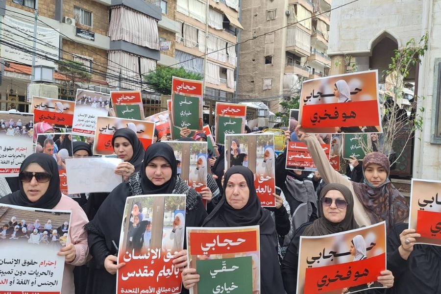 بالصور| وقفة تضامنيَّة مع الطالبات المحجبات في أذربيجان أمام مجمع القائم (عج)