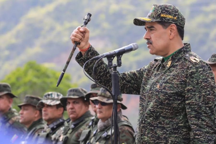 مادورو يشكّل قيادات دفاع وطني ويعلن التعبئة لمواجهة أي عدوان أميركي محتمل
