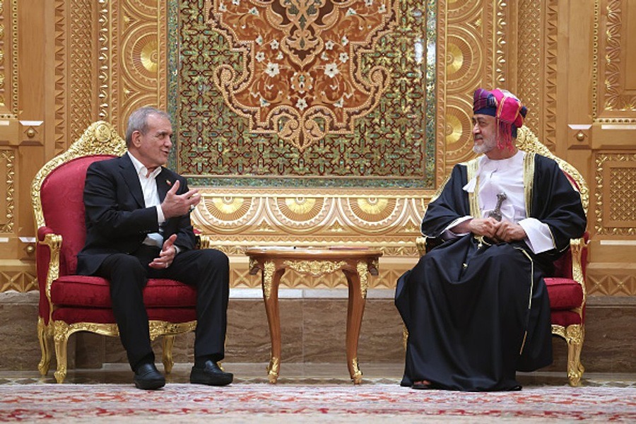 بزشكيان لسلطان عمان: لضرورة استمرار المشاورات الدبلوماسية وتوسيع نطاق التواصل البنّاء