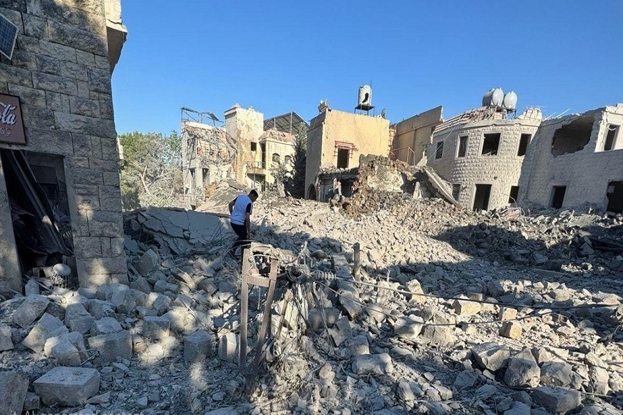 بالصور| طيران العدو دمر ساحة بلدة الدوير ومنازل وجانبًا من مسجدها واستهدف دراجة نارية