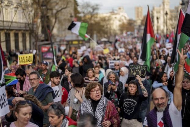 تظاهرة شعبية في مدريد تضامنًا مع لبنان وشعبه