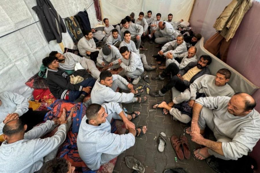 كسور وأمراض مزمنة وحرمان من العلاج.. أسرى غزة في سجن 