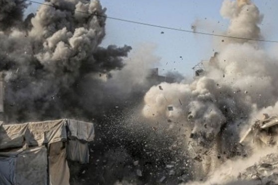 غزة.. جيش الاحتلال ينسف منازل في خان يونس ويهدد بمواصلة الاغتيالات