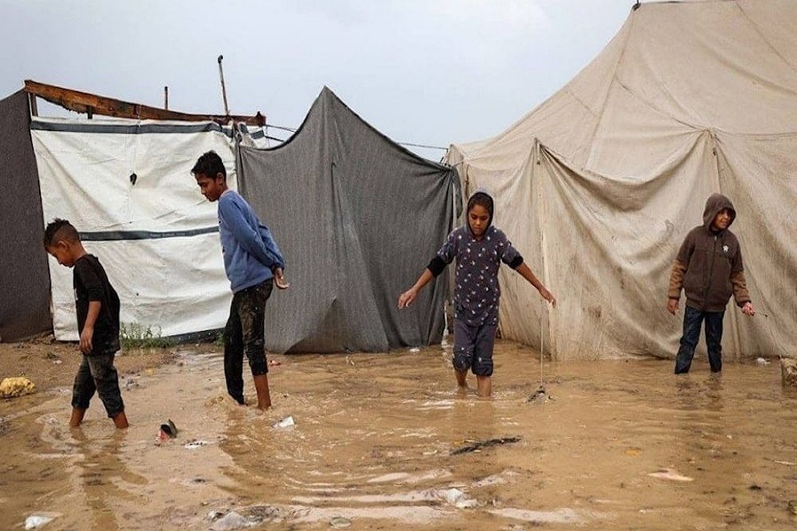 الكارثة الإنسانية في غزة تتفاقم: وفاة رضيعة جراء البرد وتلف آلاف الخيام